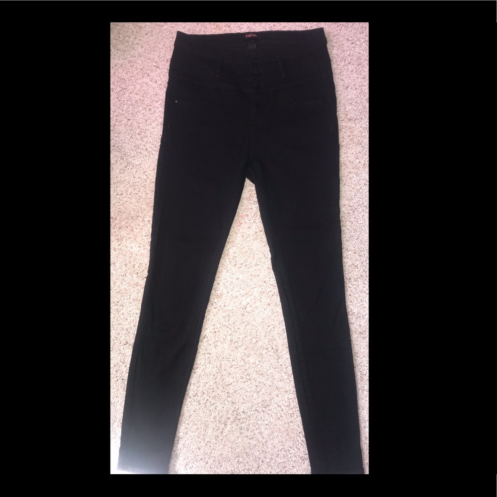 Black skinny pant.